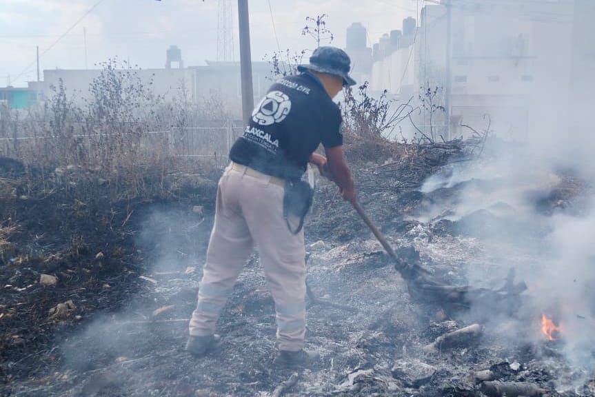 Protección Civil de Tlaxcala sofoca incendio de pastizal en San Sebastián Atlahapa